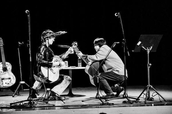 【ライブレポート】佐々木亮介、小山田壮平を迎え弾き語りツーマン第五夜開催「はっきり言うけど、挑んでます」