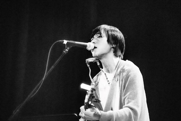 【ライブレポート】佐々木亮介、小山田壮平を迎え弾き語りツーマン第五夜開催「はっきり言うけど、挑んでます」