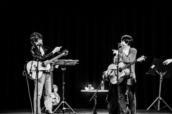 【ライブレポート】佐々木亮介、小山田壮平を迎え弾き語りツーマン第五夜開催「はっきり言うけど、挑んでます」