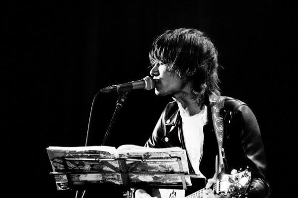 【ライブレポート】佐々木亮介、小山田壮平を迎え弾き語りツーマン第五夜開催「はっきり言うけど、挑んでます」