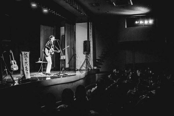 【ライブレポート】佐々木亮介、小山田壮平を迎え弾き語りツーマン第五夜開催「はっきり言うけど、挑んでます」