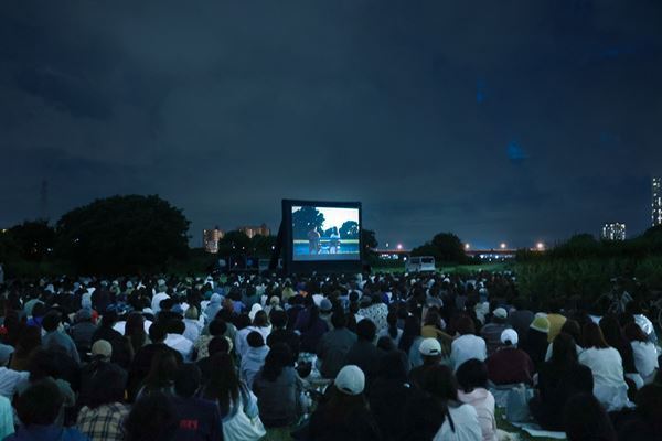 映画『アット・ザ・ベンチ』の“聖地”に2日間で3,000人が集結！ 奥山由之監督「きっとこのベンチもすごく喜んでくれている」