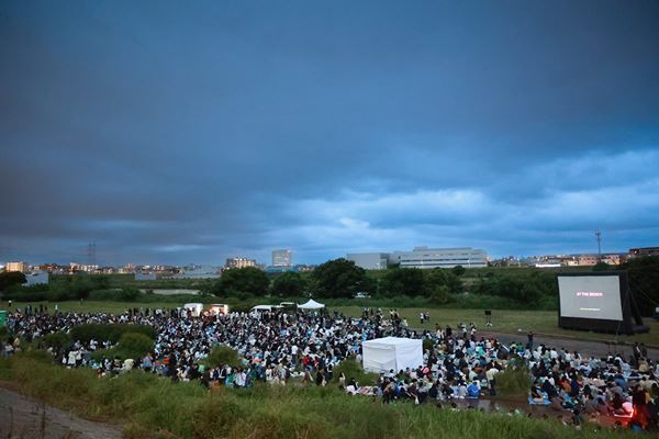 映画『アット・ザ・ベンチ』の“聖地”に2日間で3,000人が集結！ 奥山由之監督「きっとこのベンチもすごく喜んでくれている」