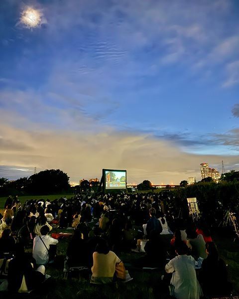 映画『アット・ザ・ベンチ』の“聖地”に2日間で3,000人が集結！ 奥山由之監督「きっとこのベンチもすごく喜んでくれている」