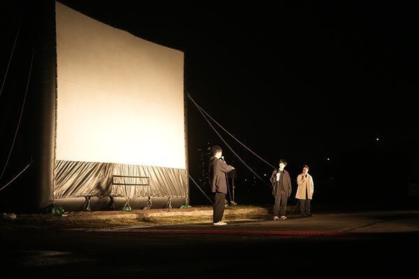 映画『アット・ザ・ベンチ』の“聖地”に2日間で3,000人が集結！ 奥山由之監督「きっとこのベンチもすごく喜んでくれている」