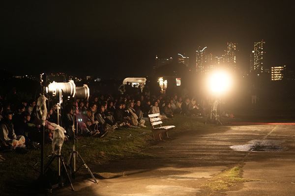 映画『アット・ザ・ベンチ』の“聖地”に2日間で3,000人が集結！ 奥山由之監督「きっとこのベンチもすごく喜んでくれている」