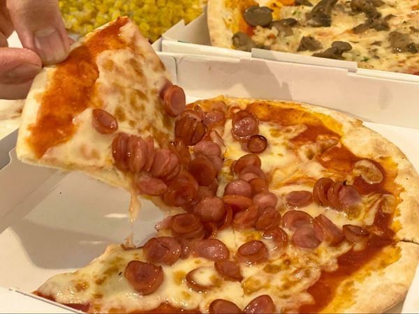 サイゼリヤ、全4種買っても1600円の「激安ピザ」テイクアウトがコスパ最強だった！気になる中身をご紹介