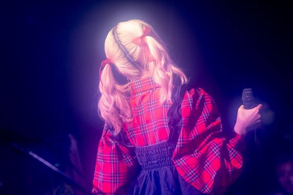 りりあ。ワンマンツアー『春歌の軌跡』、初スタンディングライブで会場を熱気に包み込んだ東京公演をレポート