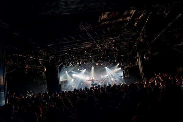 りりあ。ワンマンツアー『春歌の軌跡』、初スタンディングライブで会場を熱気に包み込んだ東京公演をレポート