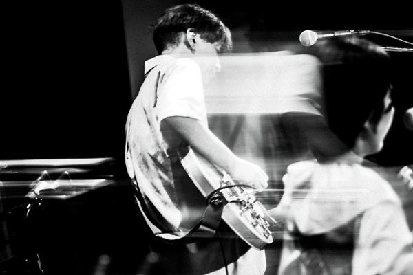 橋本絵莉子をゲストに迎えた佐々木亮介『雷よ静かに轟け』第九夜　「ワンオブゼム」をセッション