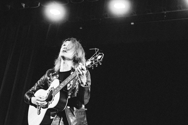 橋本絵莉子をゲストに迎えた佐々木亮介『雷よ静かに轟け』第九夜　「ワンオブゼム」をセッション