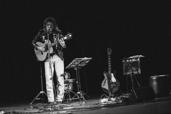 橋本絵莉子をゲストに迎えた佐々木亮介『雷よ静かに轟け』第九夜　「ワンオブゼム」をセッション