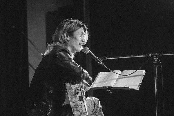 橋本絵莉子をゲストに迎えた佐々木亮介『雷よ静かに轟け』第九夜　「ワンオブゼム」をセッション