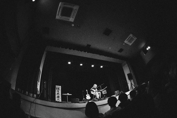 橋本絵莉子をゲストに迎えた佐々木亮介『雷よ静かに轟け』第九夜　「ワンオブゼム」をセッション