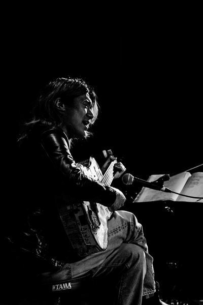 橋本絵莉子をゲストに迎えた佐々木亮介『雷よ静かに轟け』第九夜　「ワンオブゼム」をセッション