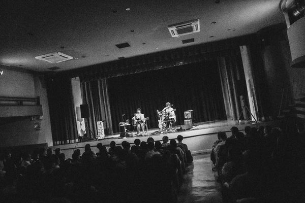 橋本絵莉子をゲストに迎えた佐々木亮介『雷よ静かに轟け』第九夜　「ワンオブゼム」をセッション