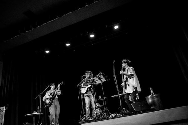 橋本絵莉子をゲストに迎えた佐々木亮介『雷よ静かに轟け』第九夜　「ワンオブゼム」をセッション