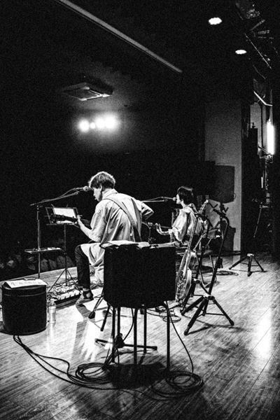 橋本絵莉子をゲストに迎えた佐々木亮介『雷よ静かに轟け』第九夜　「ワンオブゼム」をセッション