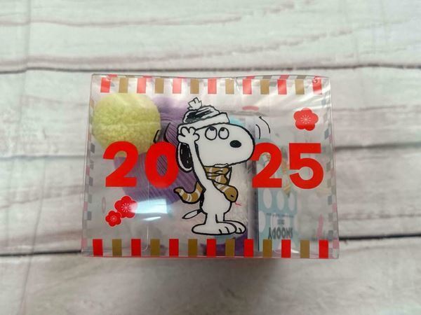 「スヌーピー×干支」の激かわ限定グッズをご紹介！　へびマフラーを巻いたポップなスヌーピーが登場！