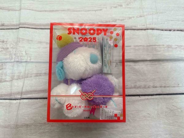 「スヌーピー×干支」の激かわ限定グッズをご紹介！　へびマフラーを巻いたポップなスヌーピーが登場！