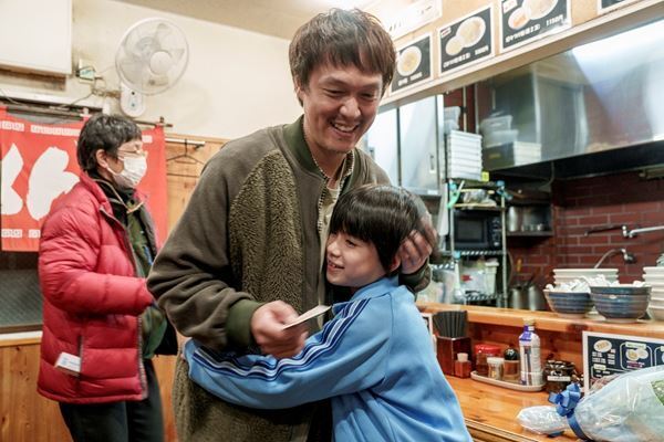 丸山隆平が“父の顔”を見せる場面も　映画『金子差入店』メイキング映像公開