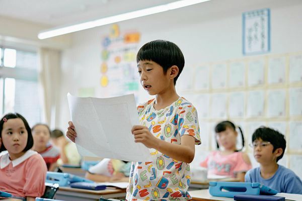 ハッとさせられる子どもたちの世界を見事に描いた呉美保監督の『ふつうの子ども』──蒼井優、風間俊介、瀧内公美が大人役【おとなの映画ガイド】