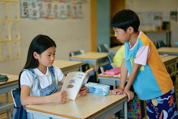 ハッとさせられる子どもたちの世界を見事に描いた呉美保監督の『ふつうの子ども』──蒼井優、風間俊介、瀧内公美が大人役【おとなの映画ガイド】