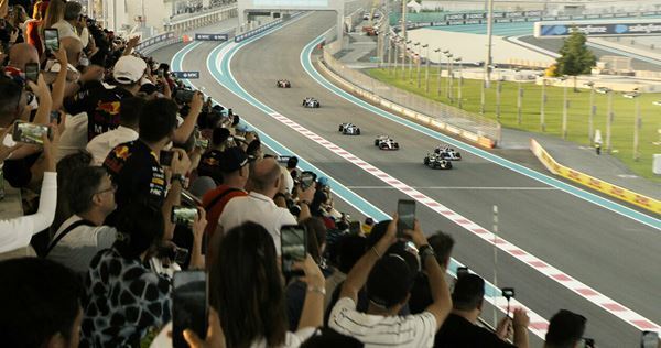 ブラッド・ピット、かっこよすぎ！ 『F1(R)／エフワン』は異次元のモータースポーツ映画だった──【おとなの映画ガイド】