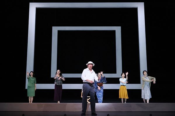 中井貴一、芳根京子、柚希礼音ら出演の舞台『先生の背中』テレビ初放送が決定　行定勲のコメントが到着