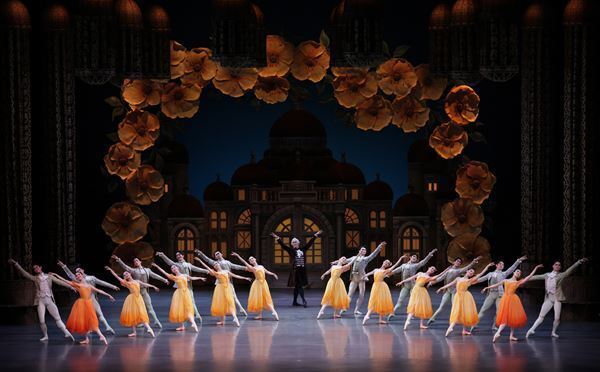 新国立劇場バレエ団の冬の定番『くるみ割り人形』開幕　舞台写真が到着