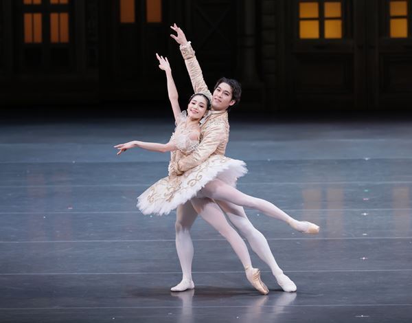 新国立劇場バレエ団の冬の定番『くるみ割り人形』開幕　舞台写真が到着