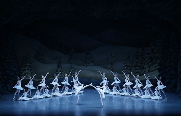 新国立劇場バレエ団の冬の定番『くるみ割り人形』開幕　舞台写真が到着