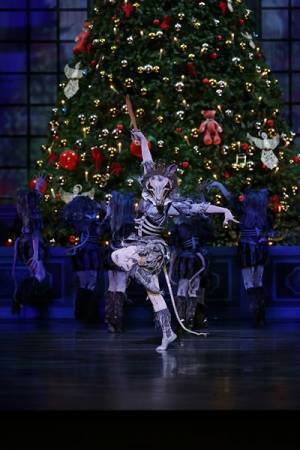 新国立劇場バレエ団の冬の定番『くるみ割り人形』開幕　舞台写真が到着