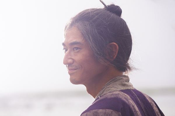 映画『宝島』妻夫木聡、広瀬すずら年月を経て変わりゆく若者たちの姿を捉えた場面写真7点を一挙公開