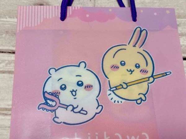 ちいかわ、100均とのコラボグッズが可愛すぎる！カラーバッグ、クリーナークロスなど便利グッズをご紹介