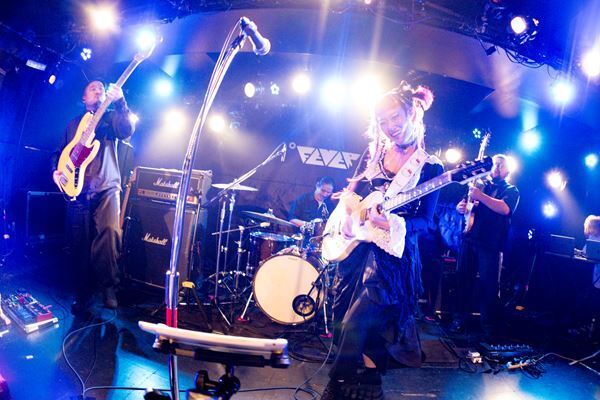 詩羽、対バンツアーファイナル公演でCENTとのコラボ楽曲のリリースを発表【オフィシャルレポート】