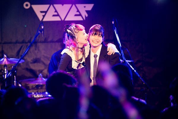 詩羽、対バンツアーファイナル公演でCENTとのコラボ楽曲のリリースを発表【オフィシャルレポート】