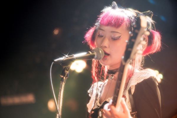 詩羽、対バンツアーファイナル公演でCENTとのコラボ楽曲のリリースを発表【オフィシャルレポート】