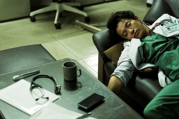 小栗旬主演『フロントライン』未知のウイルスとの戦いを告げる冒頭5分の映像公開