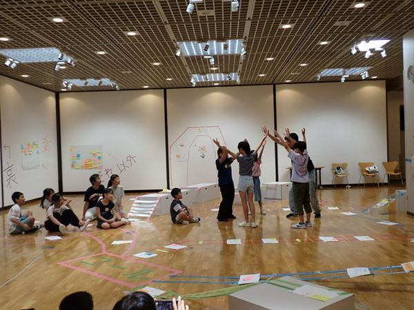 マクドウォール作の一人芝居に現代サーカス、多彩なワークショップも「せたがやアートファーム2025」詳細発表