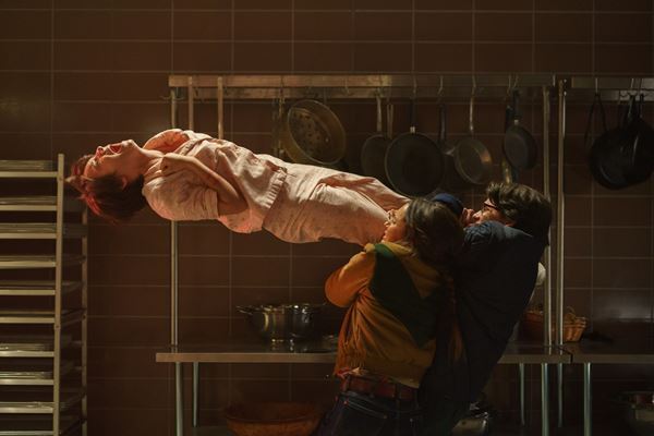 『ブラックフォン ２』イーサン・ホーク演じる連続殺人鬼グラバーの登場シーン公開