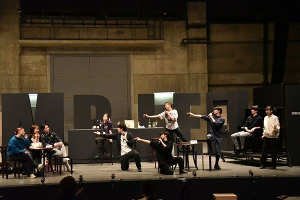 【公開稽古レポート】松尾スズキ×杉原邦生がフレッシュな俳優とつくり上げる『アンサンブルデイズ―彼らにも名前はある―』