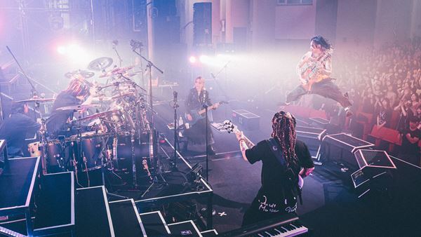 DEZERT、hideの誕生日に「ROCKET DIVE」をカバーしたライブ映像公開