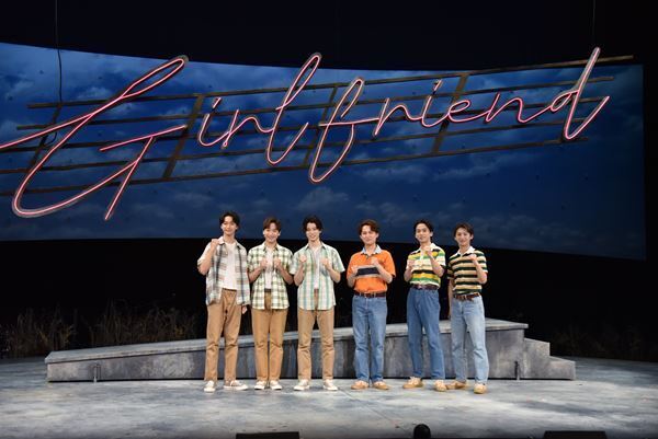 マシュー・スウィートの曲に乗せ90年代のふたりの青年の恋を描くミュージカル『GIRLFRIEND』