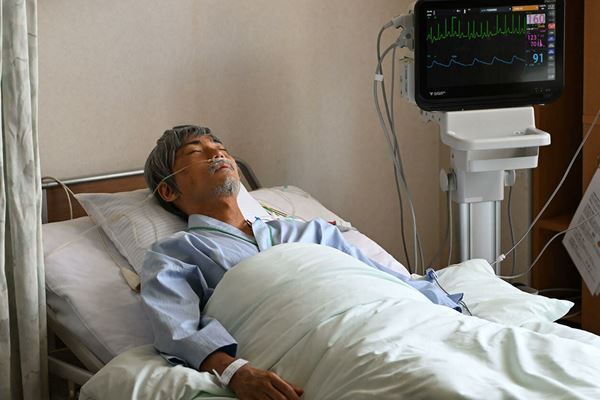 河島英五の『時代おくれ』が好きな指名手配犯──毎熊克哉主演、高橋伴明監督『「桐島です」』【おとなの映画ガイド】