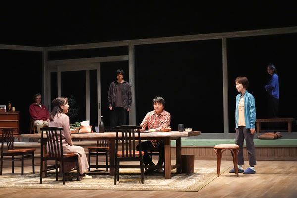 家族、そして社会のなかでどう生きる？ 話題の再演作『消えていくなら朝』7月27日まで新国立劇場で上演中【オフィシャルレポート】