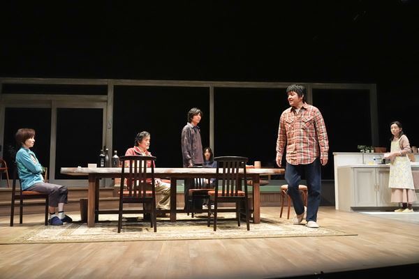家族、そして社会のなかでどう生きる？ 話題の再演作『消えていくなら朝』7月27日まで新国立劇場で上演中【オフィシャルレポート】