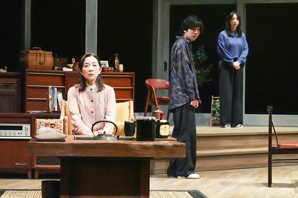 家族、そして社会のなかでどう生きる？ 話題の再演作『消えていくなら朝』7月27日まで新国立劇場で上演中【オフィシャルレポート】