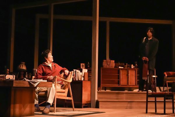 家族、そして社会のなかでどう生きる？ 話題の再演作『消えていくなら朝』7月27日まで新国立劇場で上演中【オフィシャルレポート】