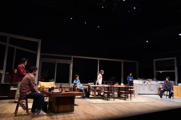 家族、そして社会のなかでどう生きる？ 話題の再演作『消えていくなら朝』7月27日まで新国立劇場で上演中【オフィシャルレポート】